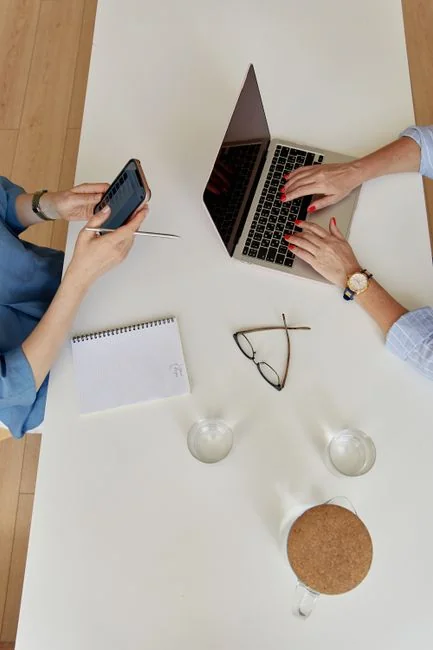 Gros plan sur un document de stratégie marketing posé sur un bureau, parfait pour du contenu professionnel.